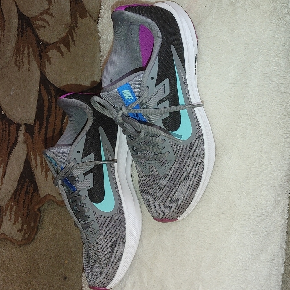 Nike tennis shoes - Picture 3 of 4